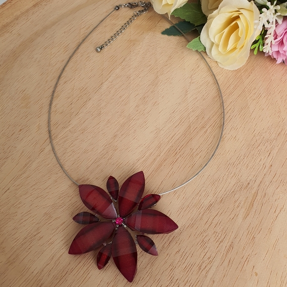 Floral Pendant Necklace - Picture 2 of 8